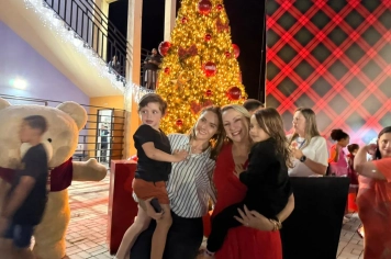 Foto - “Luzes da Esperança” transforma Nazaré Paulista e inaugura o Natal 2025 com emoção e brilho