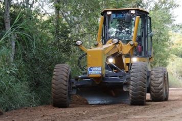 Prefeitura de Nazaré Paulista realiza manutenção na estrada do Sauás, que liga os bairros Vicente Nunes e Tanque Preto