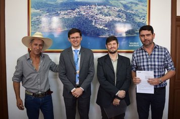 Prefeito de Nazaré Paulista assina contrato de financiamento com a Caixa Econômica Federal (FINISA), para renovação de parte da frota municipal