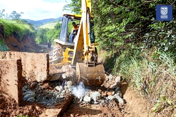 Defesa Civil atua na desobstrução de via em Serra Negra, na divisa entre Nazaré Paulista e Bom Jesus dos Perdões
