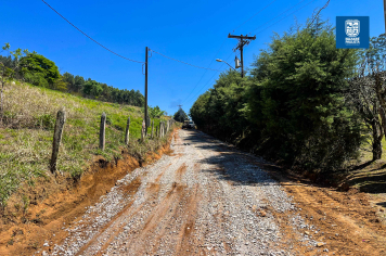 Prefeitura executa melhorias em estrada rural no bairro Divininho