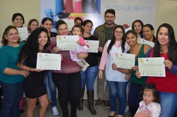 Prefeito entrega certificados aos alunos do curso de Manicure e Pedicure do Fundo Social de Solidariedade de Nazaré Paulista