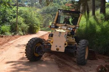 Prefeitura de Nazaré Paulista leva operação tapa buraco e manutenção das estradas aos bairros.