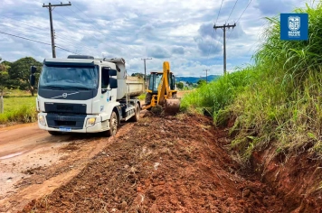 PREFEITURA INTENSIFICA AÇÕES DE DESASSOREAMENTO DE CÓRREGO NO BAIRRO TANQUE PRETO