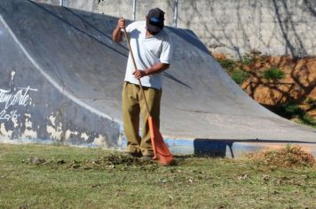 Prefeitura de Nazaré Paulista segue realizando roçada, capina e limpeza nos bairros da cidade