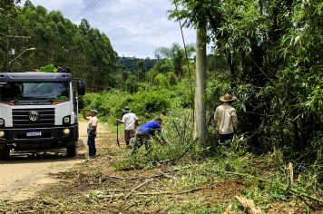 Prefeitura, Neoenergia/Elektro e moradores realizam ação conjunta de limpeza e desobstrução de vegetação no bairro do Moinho II, em Nazaré Paulista