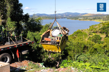 Prefeitura realiza limpeza de área na Rua Dirceu Veronese em parceria com a SABESP