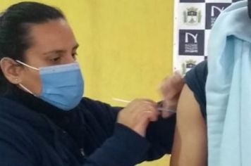 Pessoas com 27 anos recebem a primeira dose contra a covid-19 em Nazaré Paulista