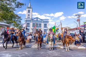 Nazaré Paulista realiza a tradicional chegada da paçoca com desfile de carros de boi pelas ruas da cidade