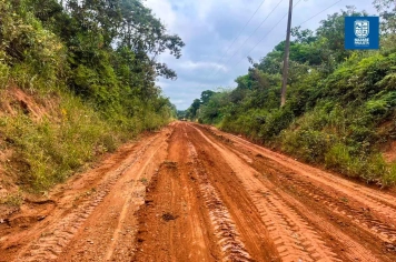 PREFEITURA SEGUE REALIZANDO MANUTENÇÕES DE ESTRADA NO BAIRRO DO CUIABÁ 
