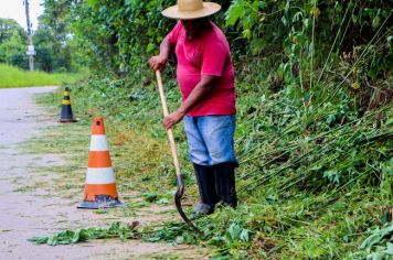 Bairro do Cuiabá recebe equipe do Departamento de Obras e Serviços com limpeza, roçada e tapa-buracos