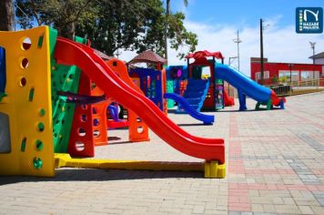 Pensando na diversão das crianças, administração municipal instala novos brinquedos na Praça do Santo Cruzeiro em Nazaré Paulista