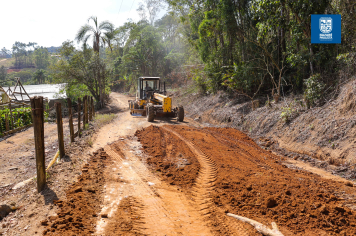 PREFEITURA INTENSIFICA MANUTENÇÃO DE ESTRADAS RURAIS NO BAIRRO DIVININHO