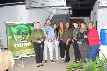 Prefeita Professora Guinha inicia a Semana do Meio Ambiente com plantio de árvores no Paço Municipal
