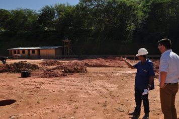 Prefeito vistoria obra da creche no bairro Vicente Nunes em Nazaré Paulista