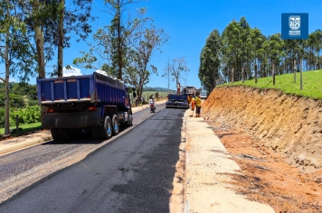 PREFEITURA DE NAZARÉ PAULISTA AVANÇA COM OBRAS DE INFRAESTRUTURA E ENTREGA PAVIMENTAÇÃO ASFÁLTICA NA ESTRADA DO PESQUEIRO