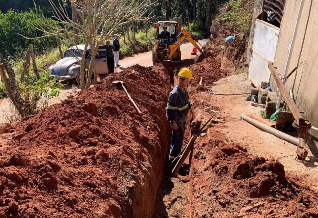 Prefeitura e Sabesp levam água potável aos moradores do bairro Araújo em Nazaré Paulista