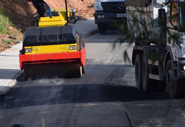 Obras de calçamento e recapeamento asfáltico seguem a todo vapor em Nazaré Paulista