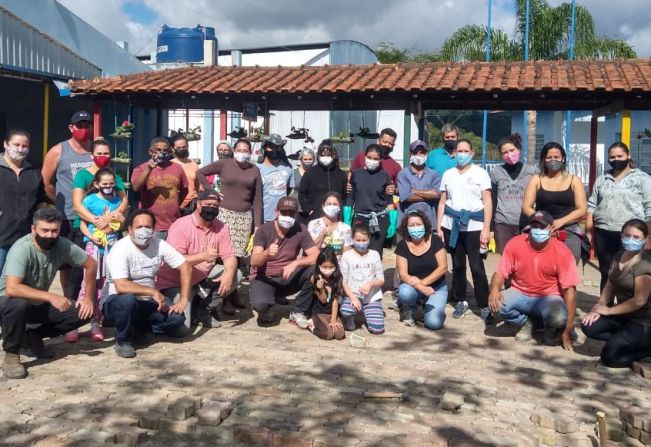 Mutirão realiza a primeira fase da instalação do piso externo da Escola Monsenhor Afonso