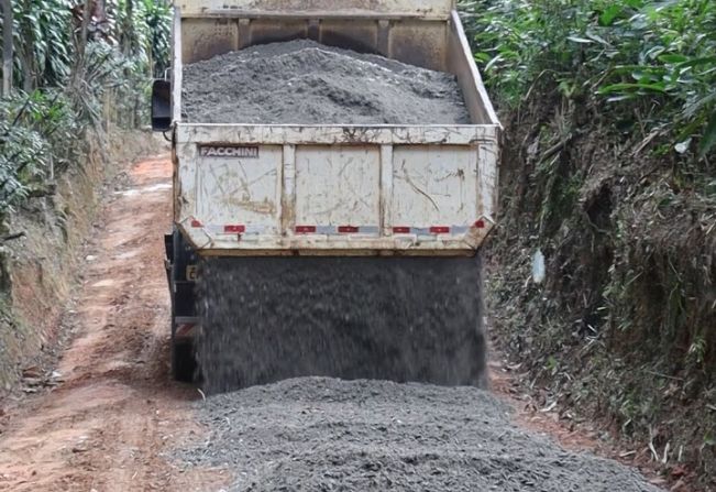 Prefeitura realiza manutenção e melhorias em estradas rurais do bairro Mascate Grande em Nazaré Paulista 