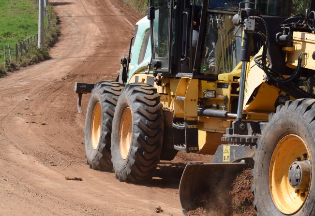 Estrada rural do bairro Moinho II passa por manutenção em Nazaré Paulista