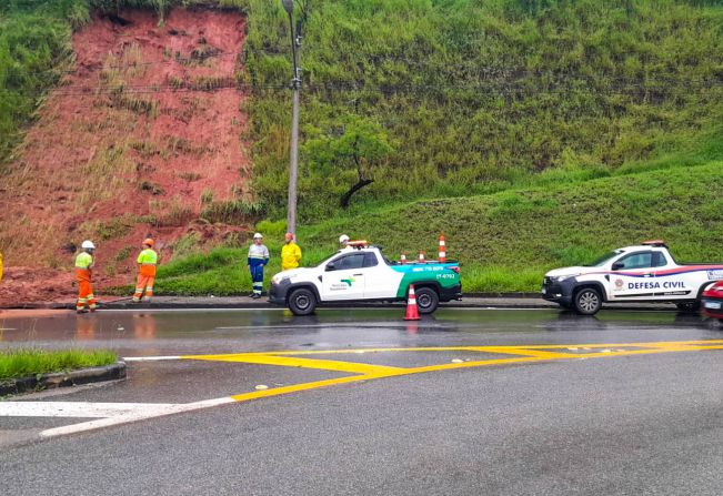 Defesa Civil e Rota das Bandeiras ajudam a desobstruir estrada próxima ao bairro Vicente Nunes