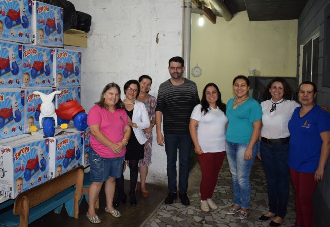 Prefeito entrega brinquedos a creches em Nazaré Paulista