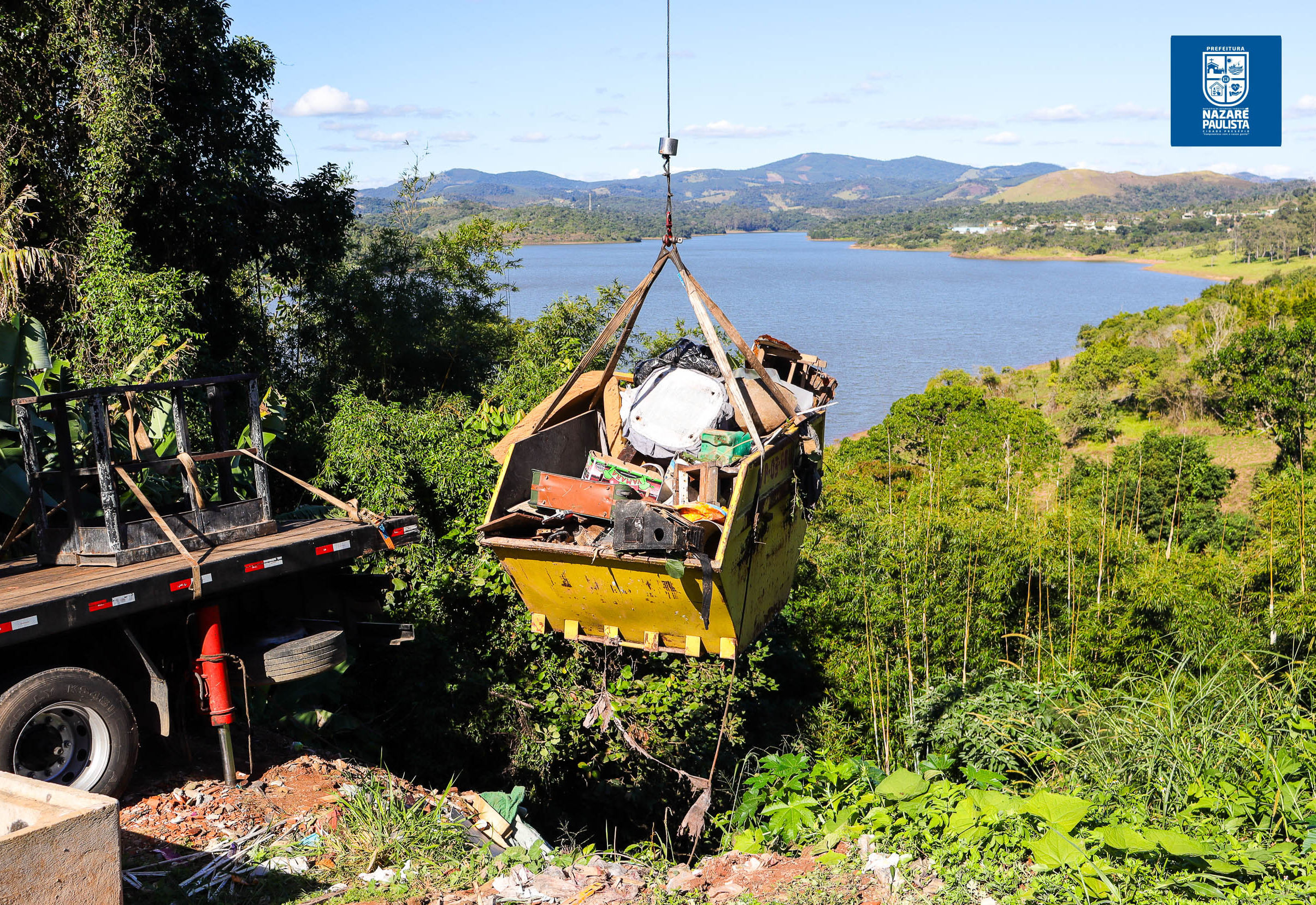 Prefeitura realiza limpeza de área na Rua Dirceu Veronese em parceria com a SABESP