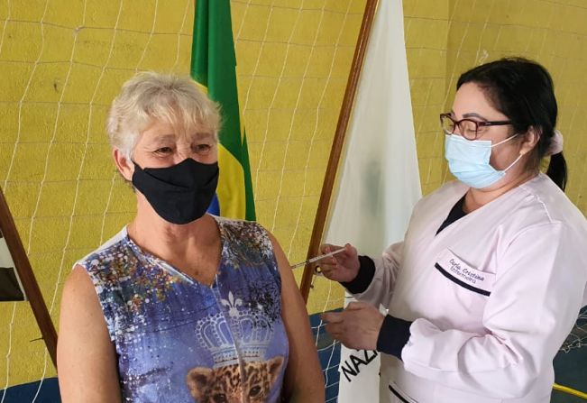 Departamento de Saúde realizou neste sábado (19) a segunda etapa da vacinação para pessoas entre 50 e 59 anos