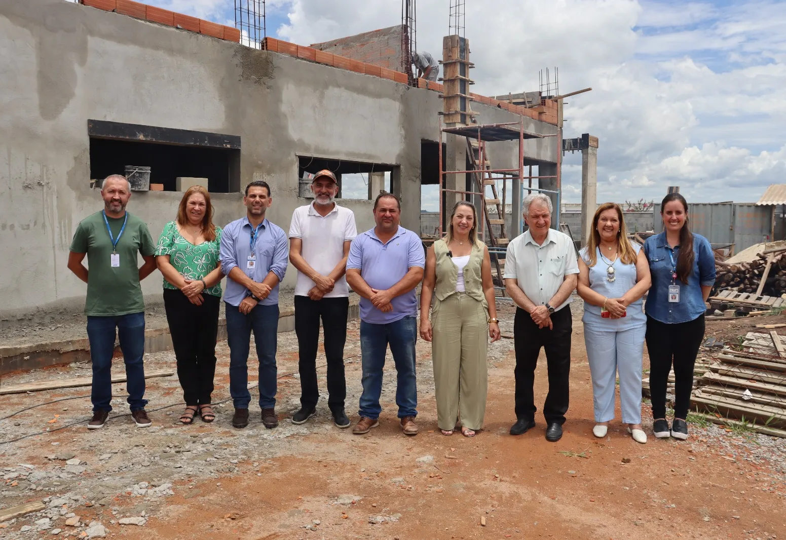 Prefeita Professora Guinha, vice Dr. Humberto, equipe da Prefeitura e vereadores realizam visita técnica às obras da nova UBS do Jardim Monte Verde