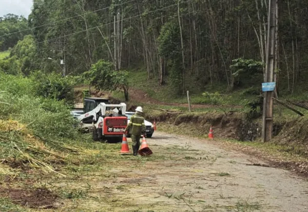 Prefeitura realiza ação conjunta de limpeza e desobstrução de vegetação no bairro do Moinho II em Nazaré Paulista