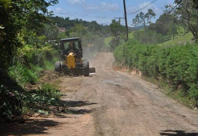 Prefeitura e moradores fizeram mutirão de limpeza nas estradas rurais do bairro do Tanque Preto