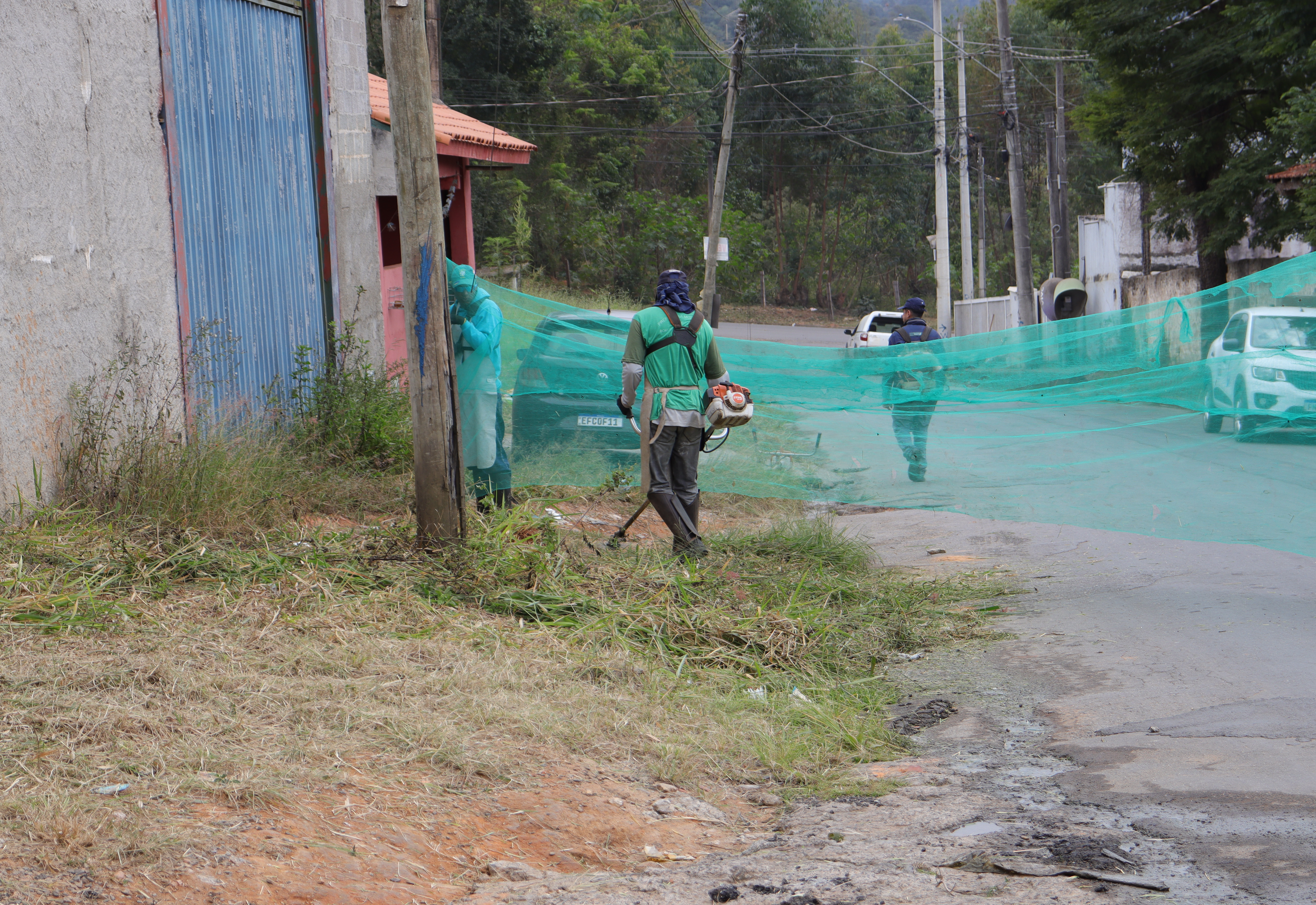 Prefeitura de Nazaré Paulista realiza roçada e limpeza no bairro Monte Verde