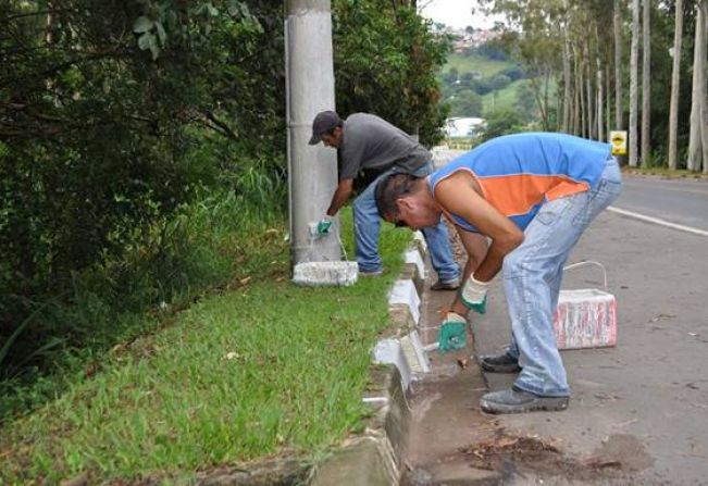 Prefeitura inicia pinturas de postes e guias nas ruas da cidade