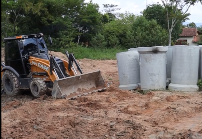 Prefeitura realiza implantação de rede de tubos de drenagem de águas pluviais no bairro Vicente Nunes