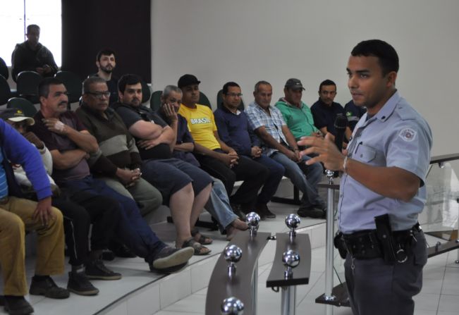 Motoristas e operadores de máquinas da Prefeitura de Nazaré Paulista participam de palestra sobre segurança no trânsito 