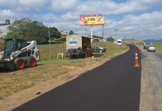 Prefeitura e Rota das Bandeiras realizam recapeamento em vicinal na Chácara Bela Vista 