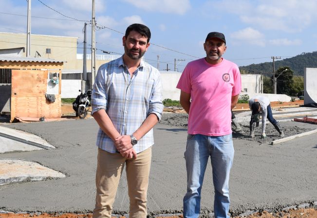 Prefeito acompanha obras da futura Pista de Skate no Jardim Monte Verde