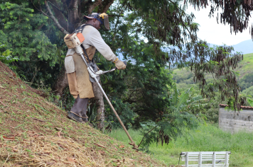 Prefeitura de Nazaré Paulista realiza serviço de zeladoria no Conjunto habitacional José Pinheiro
