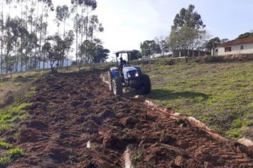 Prefeitura de Nazaré Paulista fornece trator agrícola para preparo de terra dos pequenos agricultores rurais 