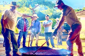 Festeiros e comunidade realizam a torra do amendoim para a tradicional Festa do Divino Espírito Santo 2024 em Nazaré Paulista