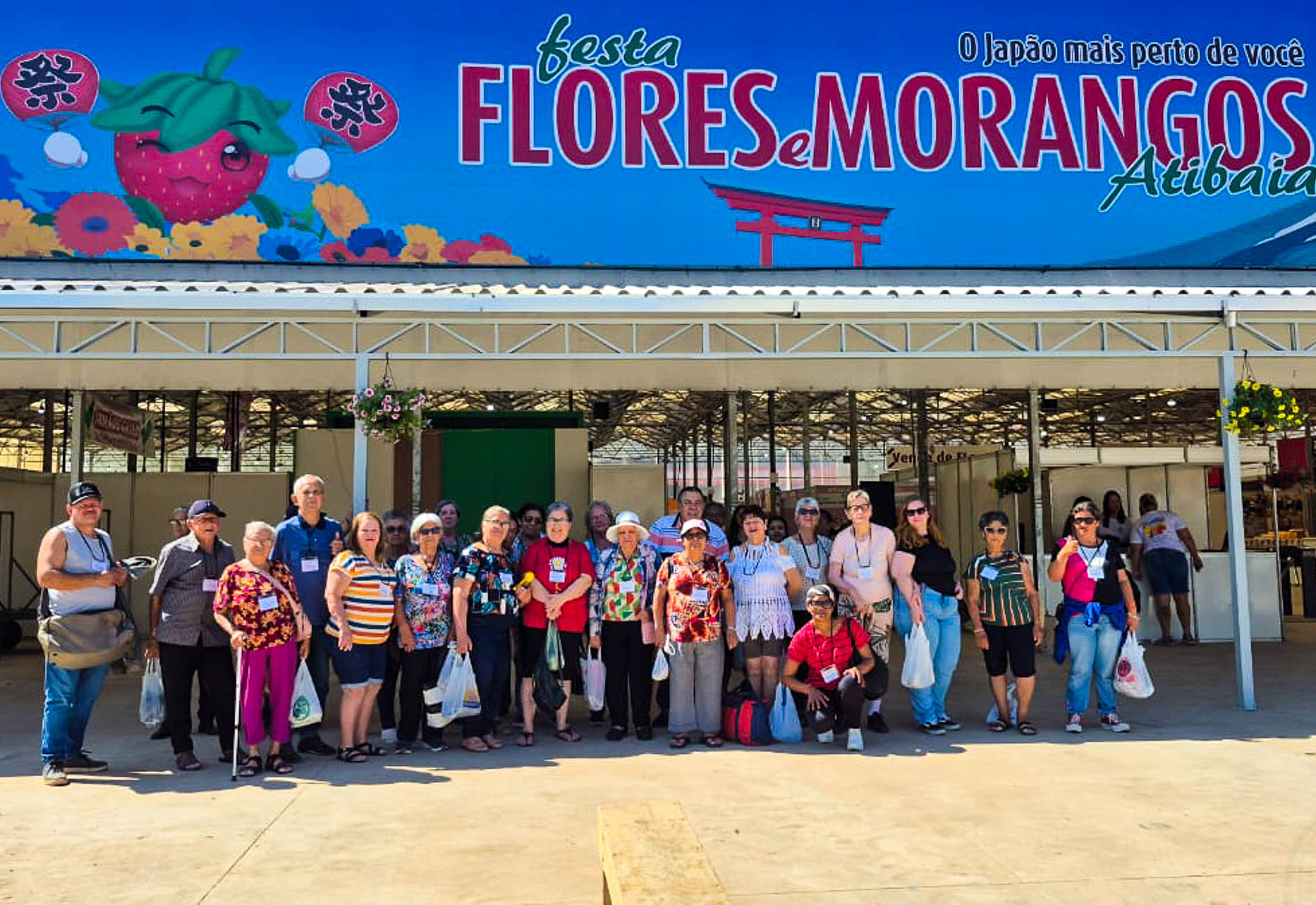 Grupo da Terceira Idade Alegria de Viver de Nazaré Paulista prestigiou a Abertura da Festa das Flores e do Morango em Atibaia