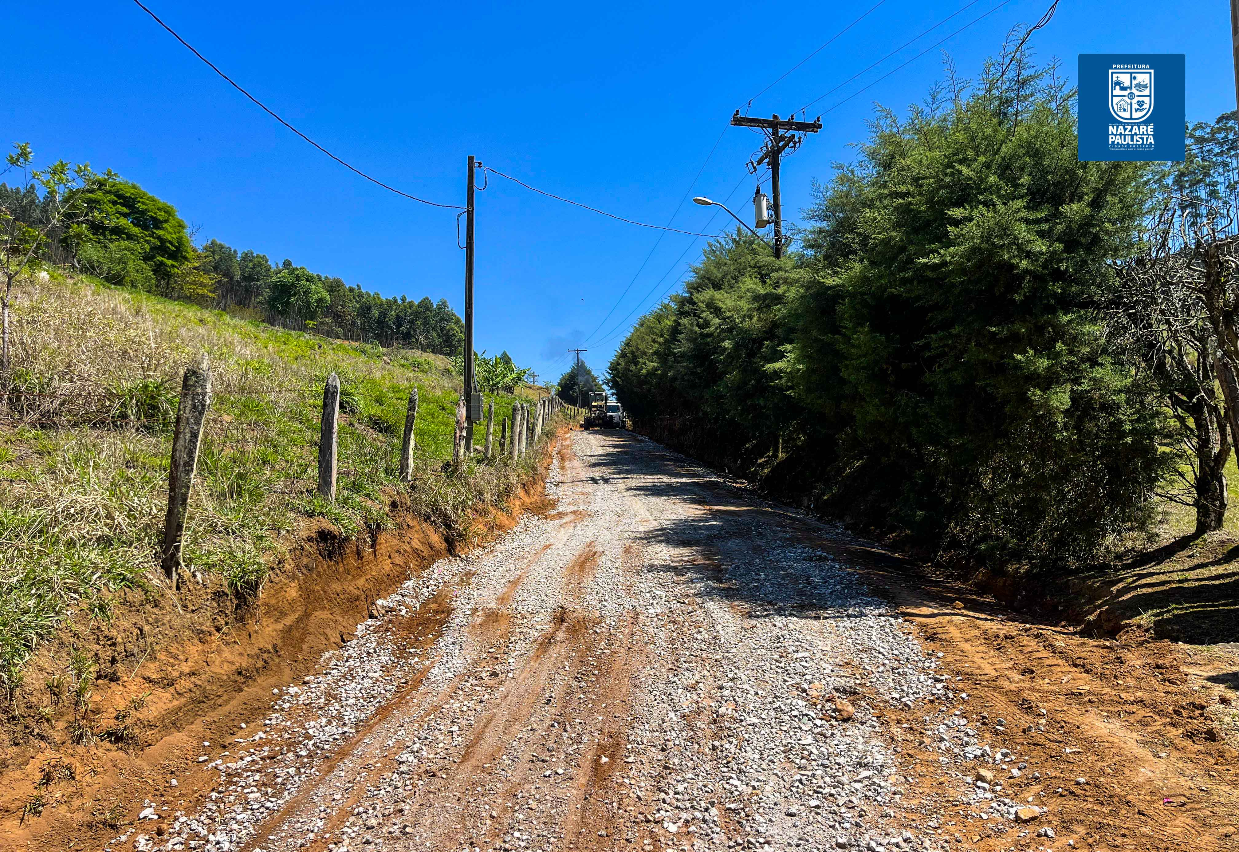 Prefeitura executa melhorias em estrada rural no bairro Divininho