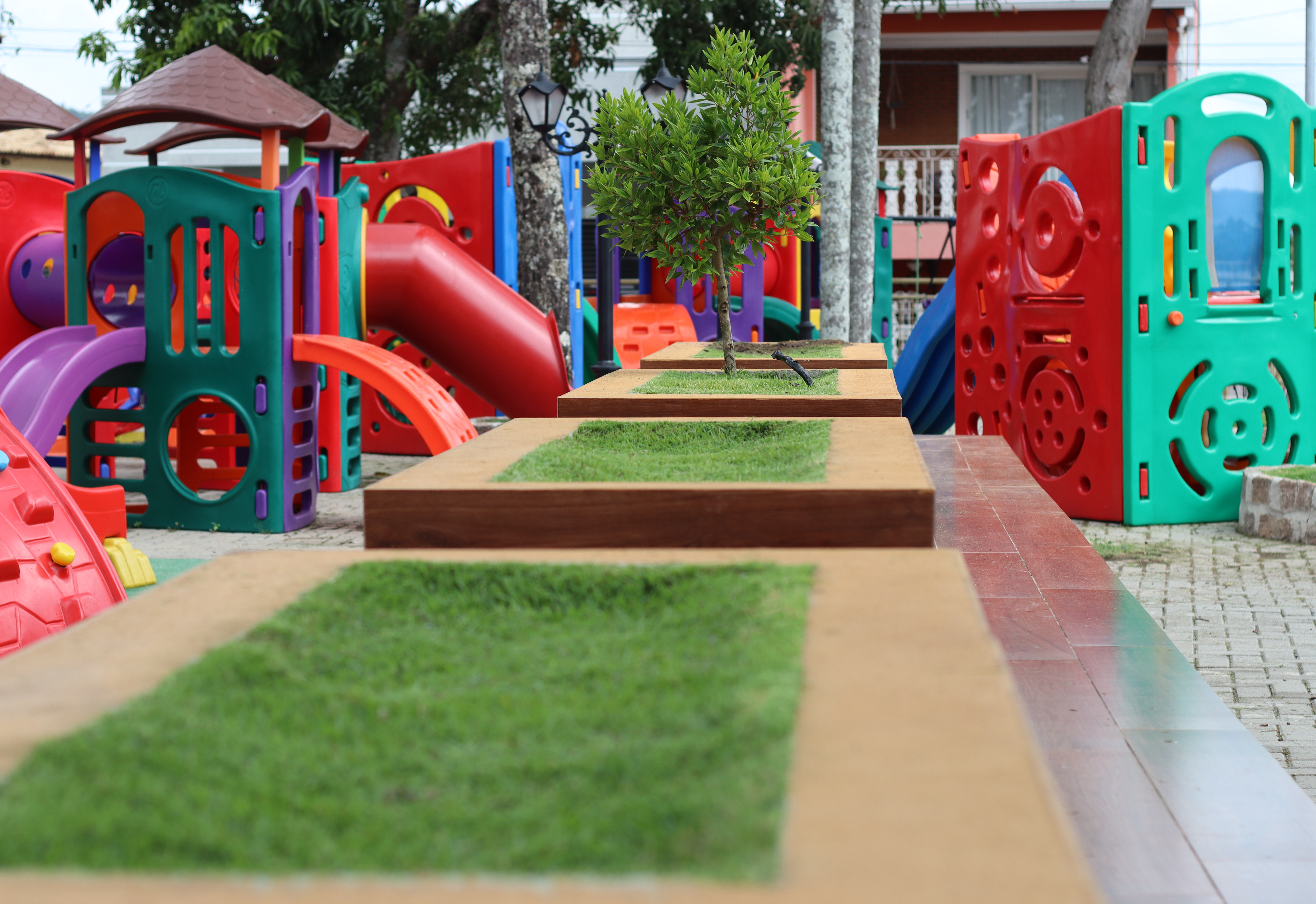 Prefeitura de Nazaré Paulista realiza serviço de zeladoria em praças do município