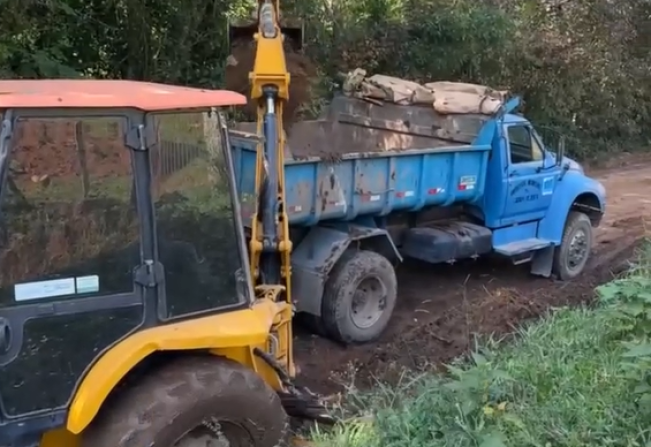 Prefeitura realiza manutenção de estradas no bairro Cuiabá de cima em Nazaré Paulista