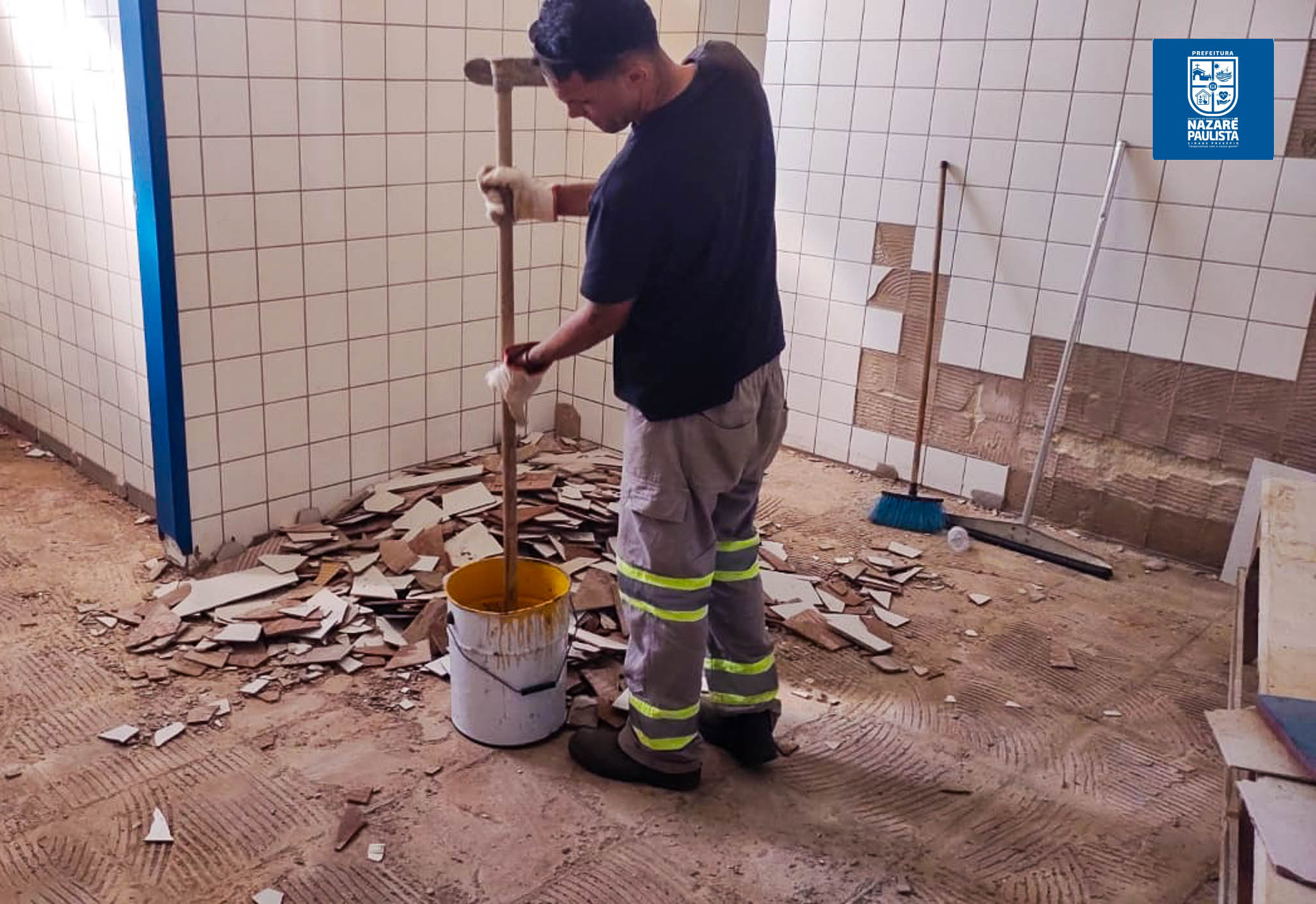 Prefeitura de Nazaré Paulista inicia troca de pisos dos vestiários no Centro Sociocultural e Esportivo Wilson Weiddman Passos