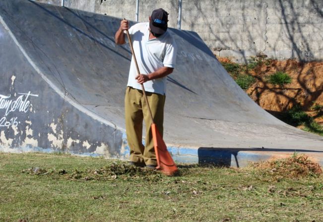 Prefeitura de Nazaré Paulista segue realizando roçada, capina e limpeza nos bairros da cidade