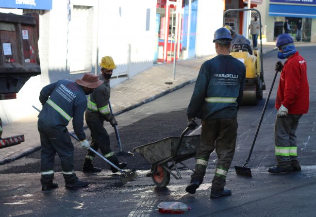 Prefeitura de Nazaré Paulista realiza recapeamento de rua em parceria com a Sabesp 