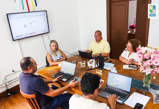 A Capital das Marchinhas: Prefeita Professora Guinha reúne-se com equipe para planejar o Carnaval 2025