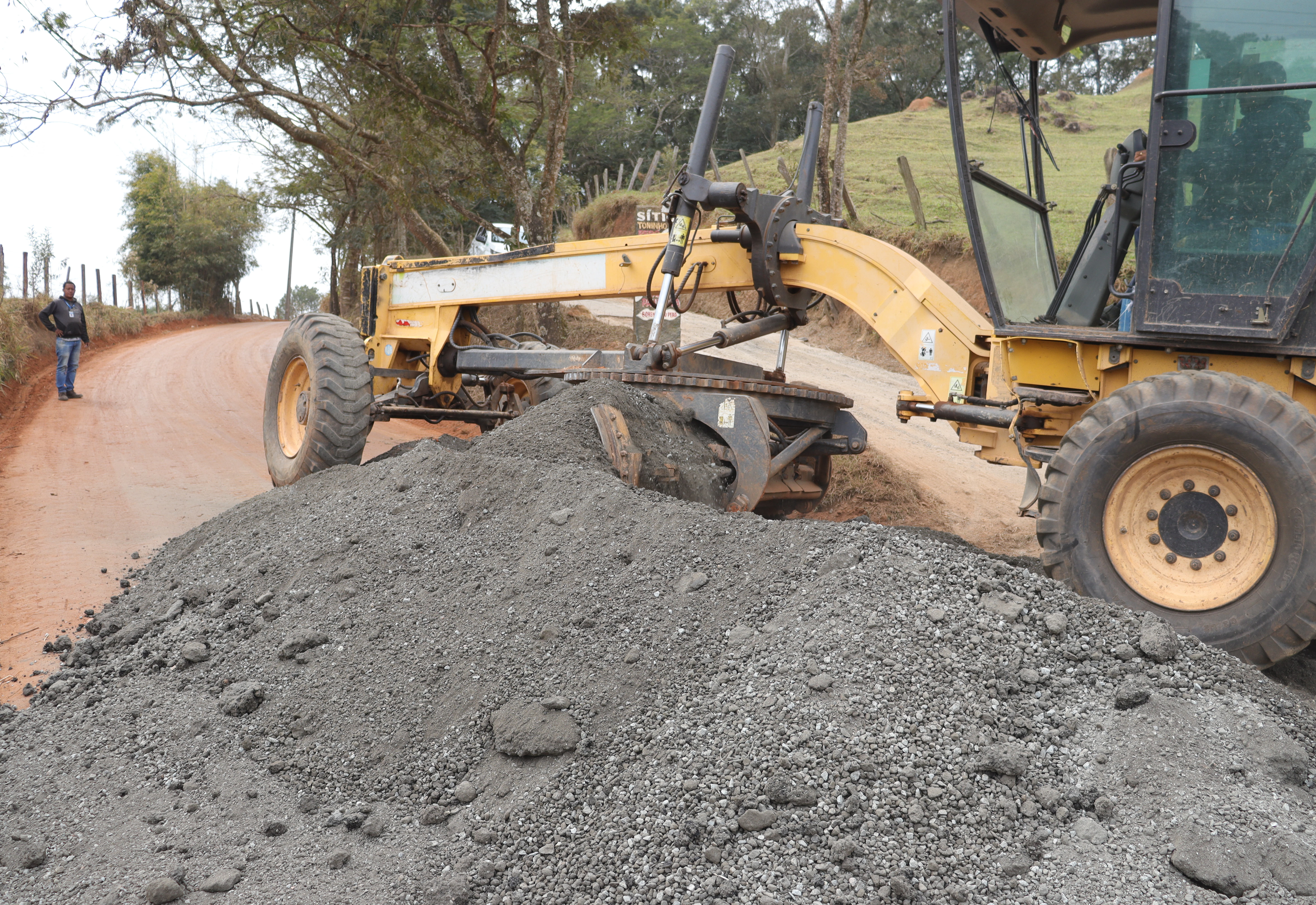 PREFEITURA INTENSIFICA MANUTENÇÃO NA ESTRADA DO BAIRRO QUATRO CANTOS 